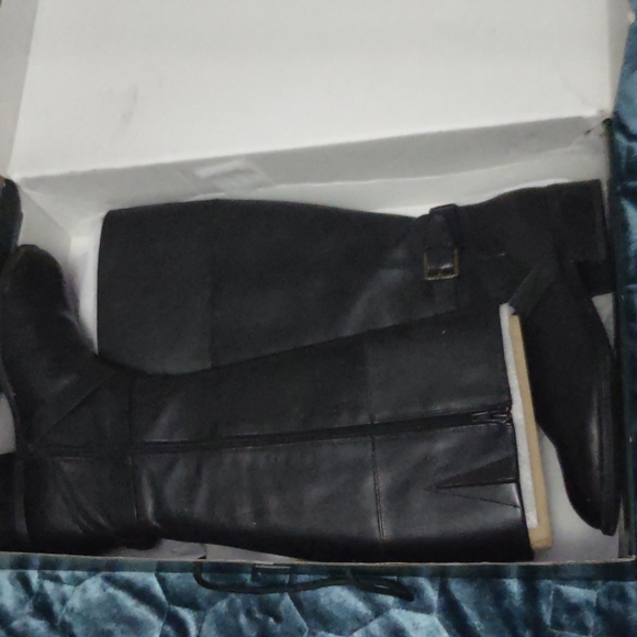 Ralph Lauren black burnished calf boots. Size 9 - Picture 3 of 6